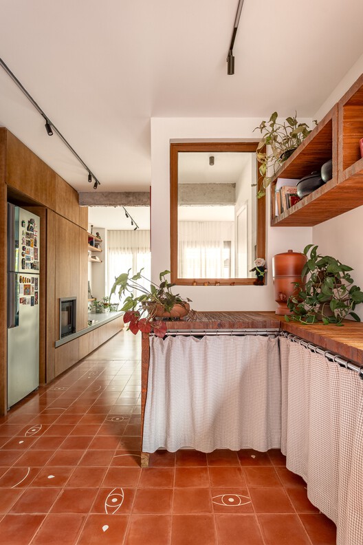 Casa Da Beta / Atelier Aberto Arquitetura - Интерьерная фотография, кухня, столешница, дерево, освещение