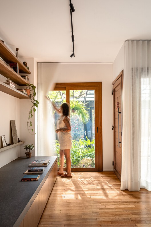 Casa Da Beta / Atelier Aberto Arquitetura - Интерьерная фотография, дерево, освещение, дверь