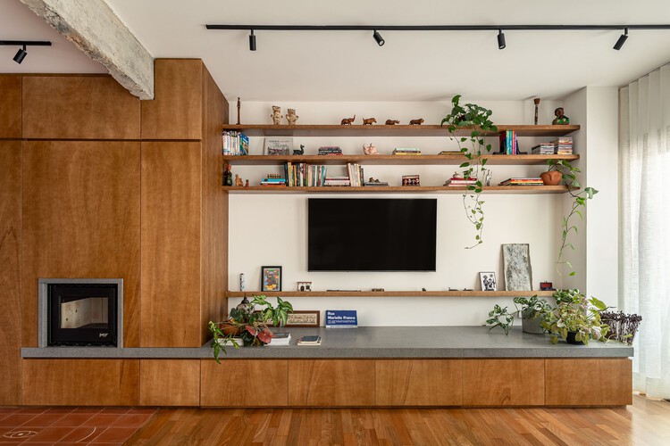 Casa Da Beta / Atelier Aberto Arquitetura - Интерьерная фотография, кухня, дерево, стеллажи, освещение