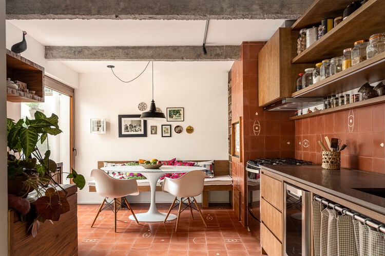 Casa Da Beta / Atelier Aberto Arquitetura - Интерьерная фотография, кухня, дерево, столешница, стол, стул, освещение