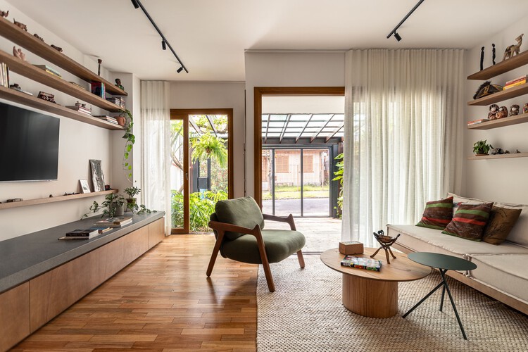 Casa Da Beta / Atelier Aberto Arquitetura - Интерьерная фотография, гостиная, дерево, диван, стол, освещение, стул