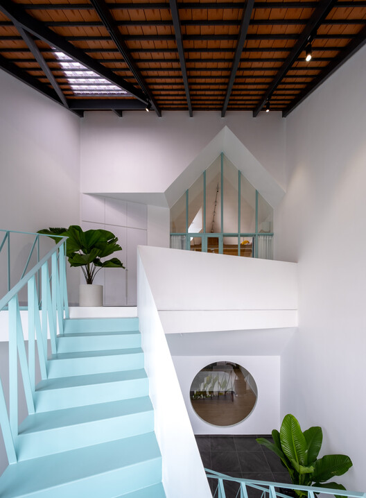 Nhà Quanh Sân House / Ad+Studio - Интерьерная фотография, лестница, стекло, поручни