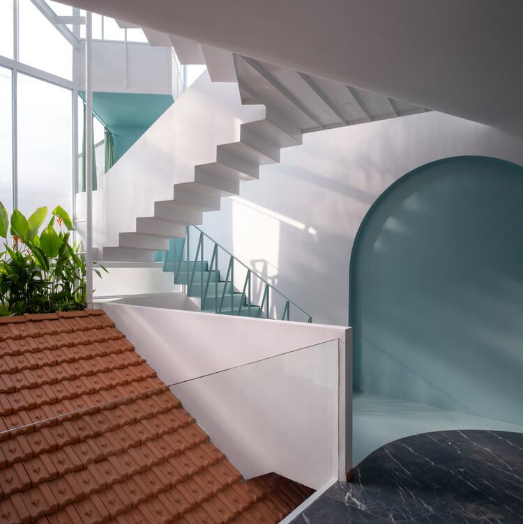 Nhà Quanh Sân House / Ad+Studio - Интерьерная фотография, лестница, стекло, поручни