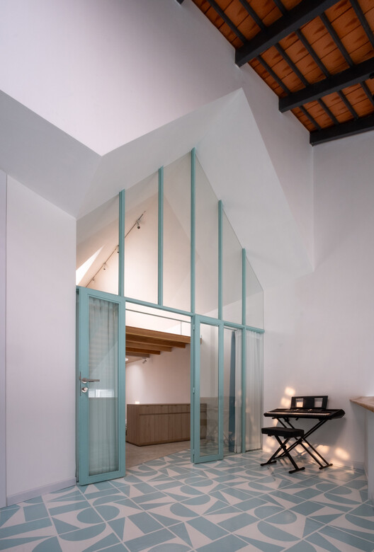 Nhà Quanh Sân House / Ad+Studio - Интерьерная фотография, дерево, освещение, стекло