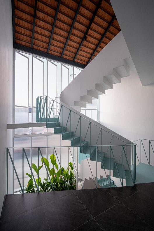 Nhà quanh sân house / ad+studio - изображение 2 из 22