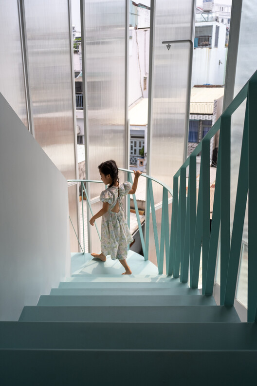Nhà quanh sân house / ad+studio - Интерьерная фотография, лестница, стекло