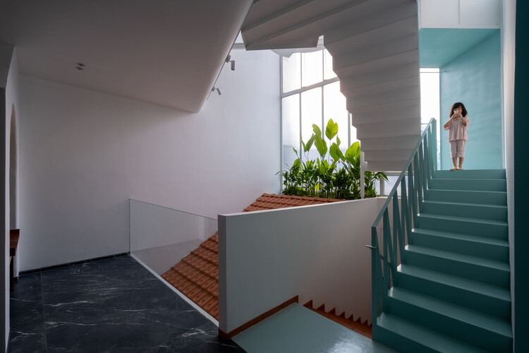 Nhà Quanh Sân House / Ad+Studio - Интерьерная фотография, лестница, стекло, поручни