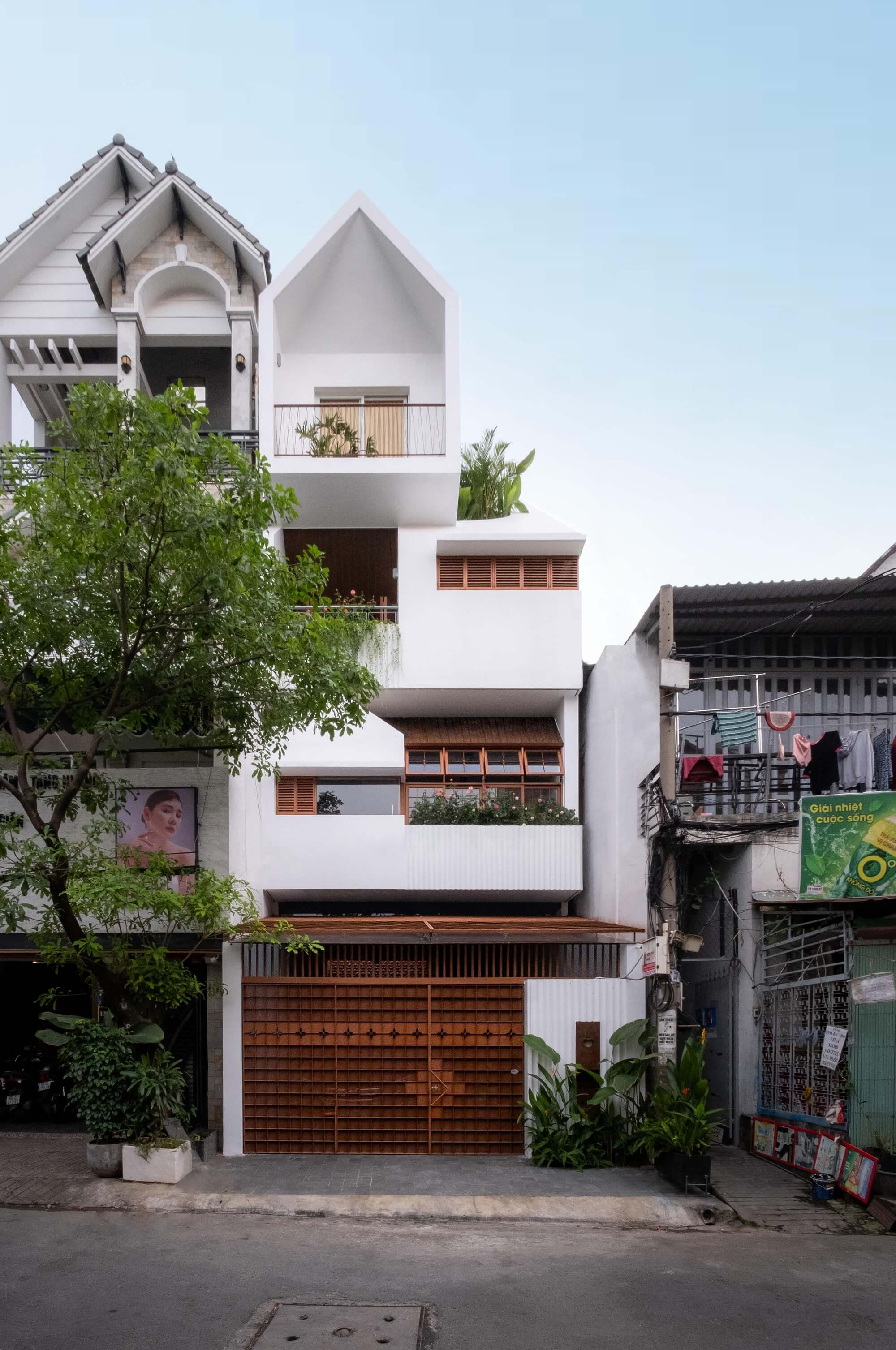 Nhà Quanh Sân House / Ad+Studio