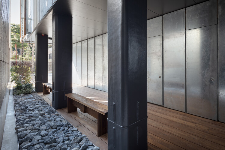 Yushima Building / Tenhachi Architect & Interior Design - Интерьерная фотография, древесина, стекло