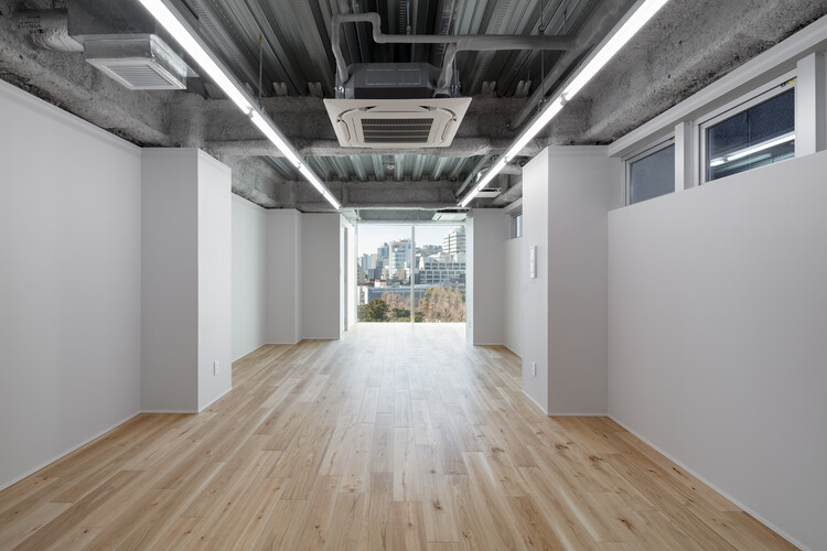 Yushima Building / Tenhachi Architect & Interior Design - Интерьерная фотография, стекло