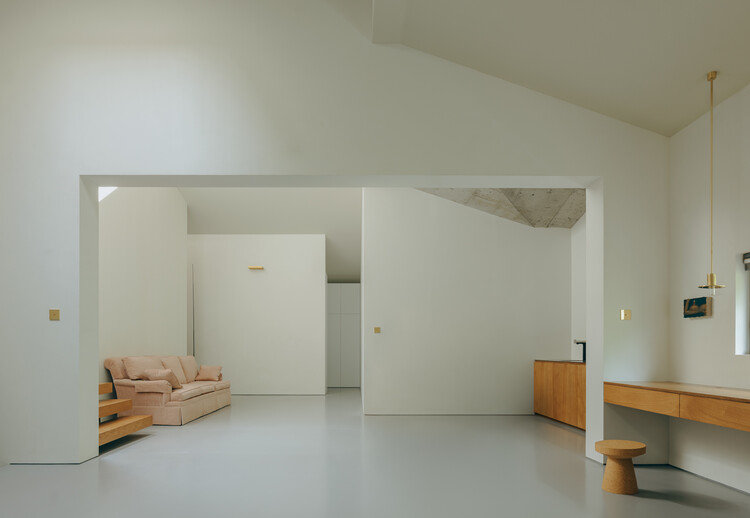 Дом M / Atelier об архитектуре - интерьерная фотография, спальня, дерево, освещение