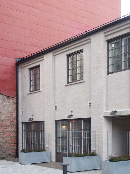 Brf Smedjan Courtyard Building and Gatehouse / Högberg Gillner Arkitektur - Интерьерная фотография, дверь, кирпич, бетон