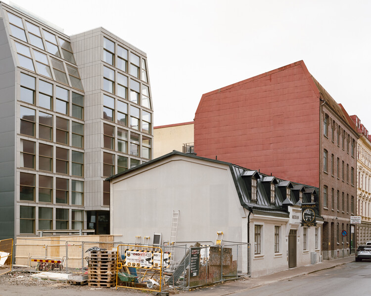 Brf Smedjan Courtyard Building and Gatehouse / Högberg Gillner Arkitektur - Внешняя фотография, окна, фасад, бетон