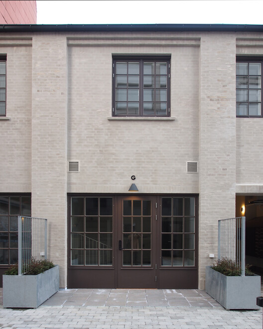 Brf Smedjan Courtyard Building и Gatehouse / Högberg Gillner Arkitektur - Внешняя фотография, дверь, бетон