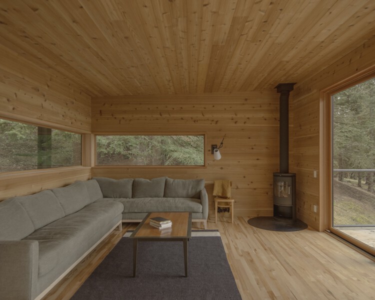 Trestle Cabin / Miller Hull Partnership - Интерьерная фотография, гостиная, дерево, луч