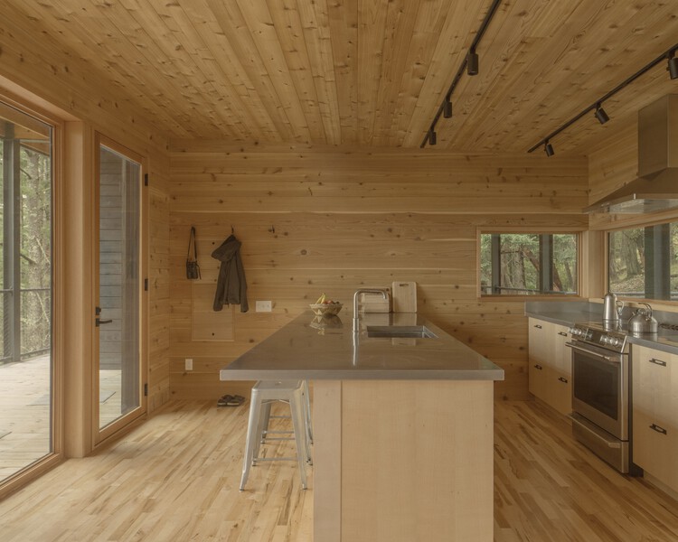 Trestle Cabin / Miller Hull Partnership - Интерьерная фотография, кухня, дерево, столешница