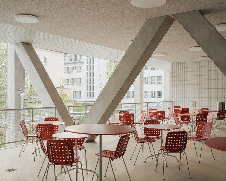 Профессиональная школа для строительства сделок / unz & künzle architekt*innen - Интерьерная фотография, столовая, стул, стекло