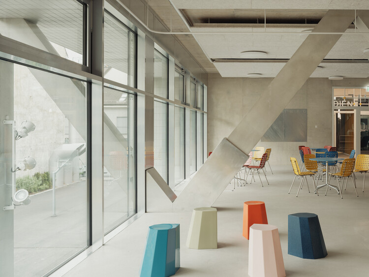 Профессиональная школа для строительных сделок / Gunz & Künzle Architekt*innen - Интерьерная фотография