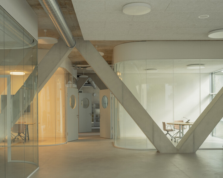 Профессиональная школа для строительных сделок / Gunz & Künzle Architekt*Innen - изображение 4 из 46