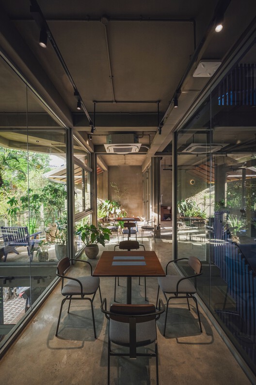 Dom -ino Hub / Atelier Tho.a - Interior Photography, стул, балкон, внутренний двор, внутренний дворик