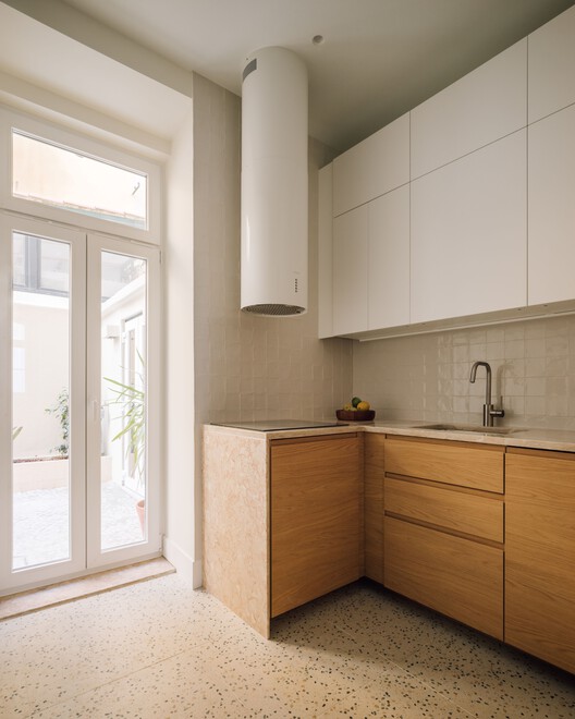 TB5 House / Constante Design - Интерьерная фотография, кухня, дерево, столешница, раковина
