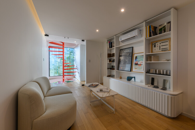 Fran Viñas Arquitectos Studio / FV Arquitectos - Интерьерная фотография, гостиная, стеллажи, дерево, диван, освещение, кресло