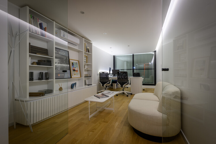 Fran Viñas Arquitectos Studio / FV Arquitectos - Интерьерная фотография, стеллажи, стул, дерево, стол, освещение