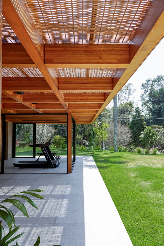 Дом CF / Sandra Sayeg Tranchesi Arquitetura - Интерьерная фотография, дерево, луч, сад