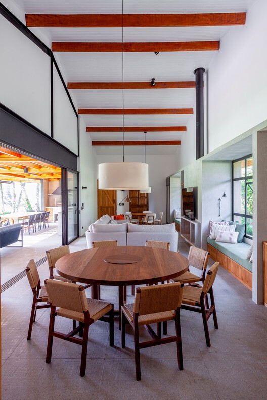 Дом CF / Sandra Sayeg Tranchesi Arquitetura - Интерьерная фотография, столовая, дерево, стол, стул, освещение, стекло