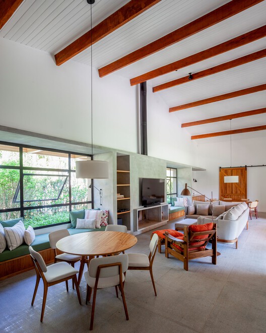 Дом CF / Sandra Sayeg Tranchesi Arquitetura - Интерьерная фотография, дерево, стол, диван, освещение, стул