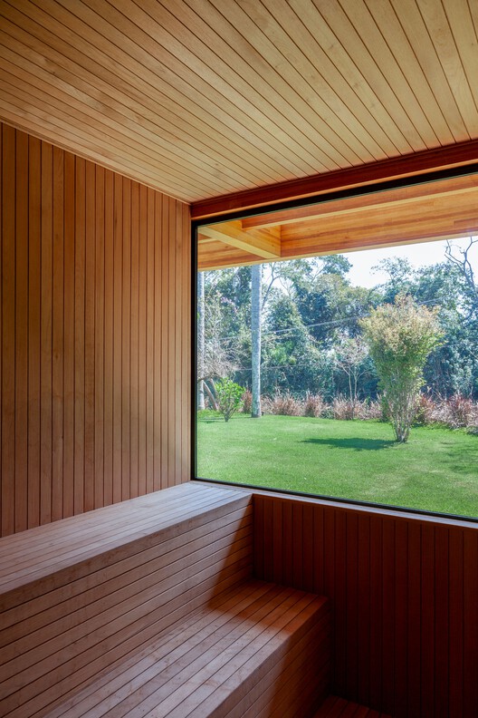 Дом CF / Sandra Sayeg Tranchesi Arquitetura - Интерьерная фотография, древесина