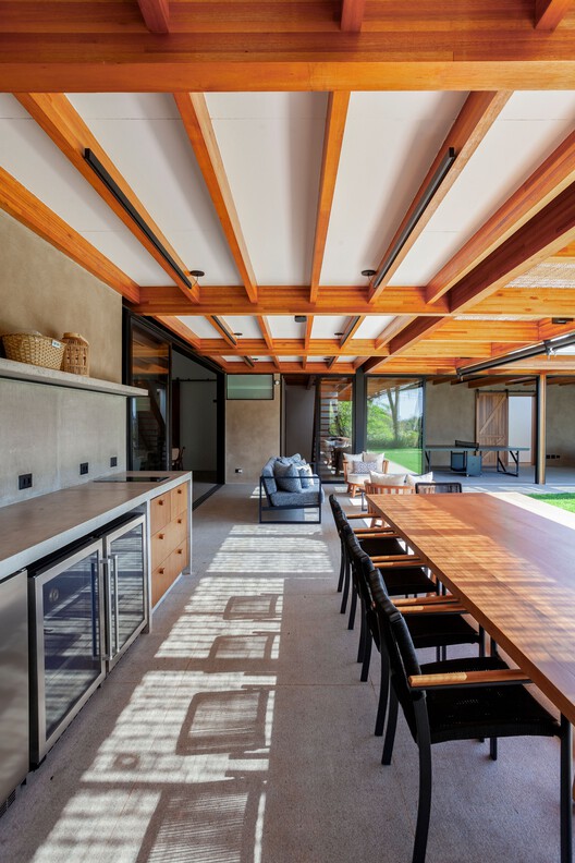 Дом CF / Sandra Sayeg Tranchesi Arquitetura - Интерьерная фотография, кухня, дерево, стол, луч, стул