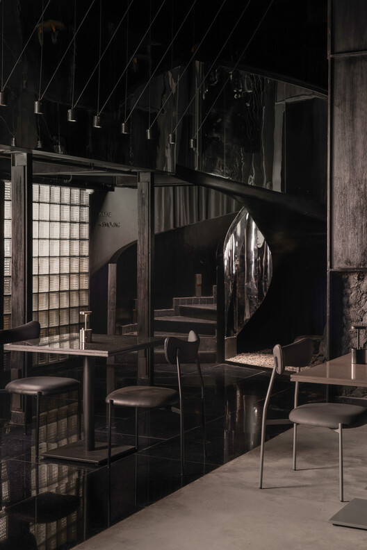 LAIR Restaurant Bar / Renesa Architecture Design Studio - Интерьера, стекло, стул