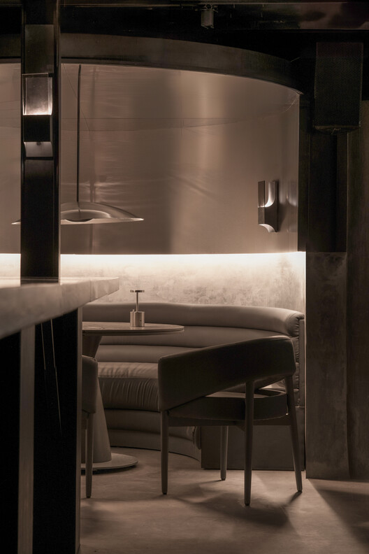 LAIR Restaurant Bar / Renesa Architecture Design Studio - интерьерная фотография, освещение, стул