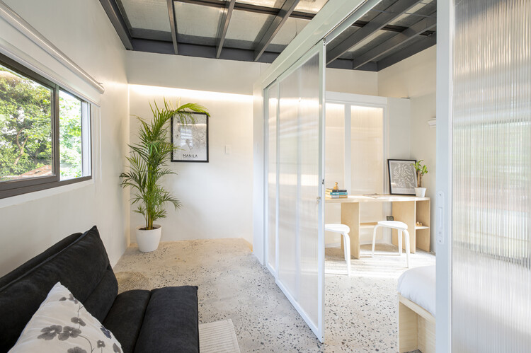 Sienna Net -Zero Home / Millionbricks - Интерьерная фотография, дерево, освещение, стекло, стул