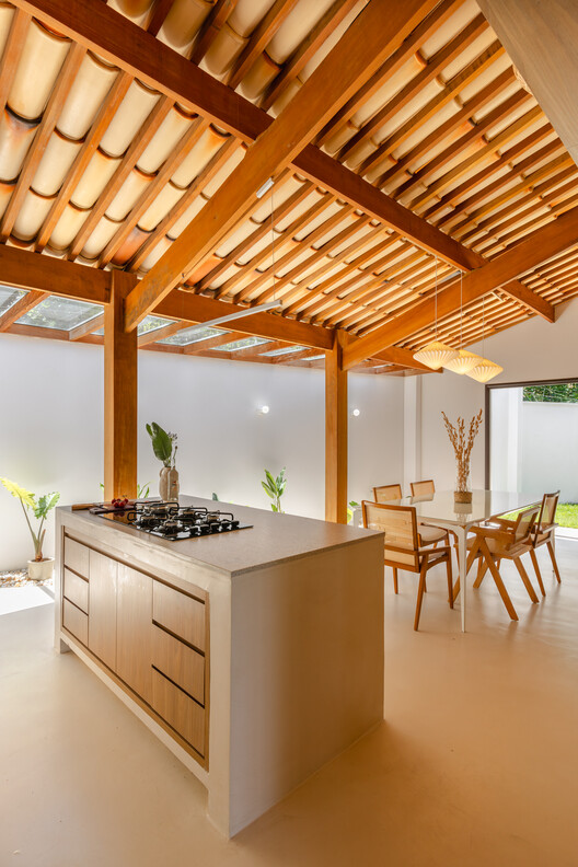 House Groviola / Sertão Arquitetos - Интерьерная фотография, кухня, дерево, луч, столешница