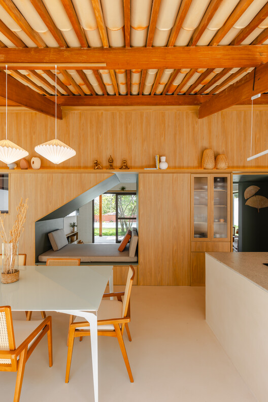 House Groviola / Sertão Arquitetos - Интерьерная фотография, кухня, дерево, луч