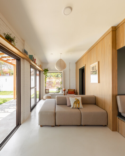 House Groviola / Sertão Arquitetos - Интерьерная фотография, гостиная, дерево, диван, освещение, стол