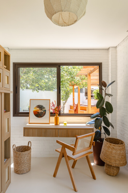 House Groviola / Sertão Arquitetos - Интерьерная фотография, дерево, освещение, стол, стул