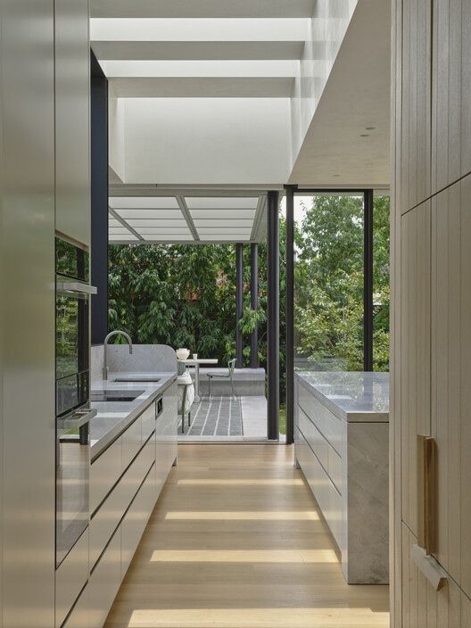 Fairfield Courtyard House / Taylor Knights - Интерьерная фотография, кухня, стекло