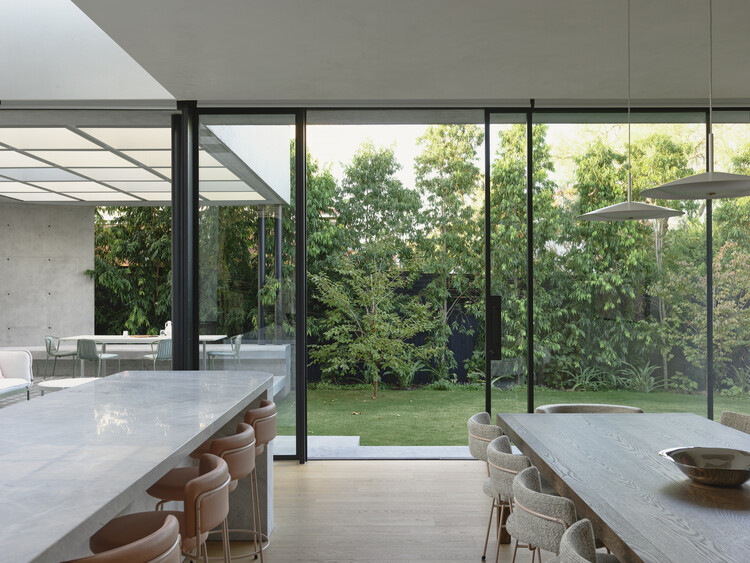 Fairfield Courtyard House / Taylor Knights - Внутренняя фотография, дверь, стул, двор, внутренний дворик