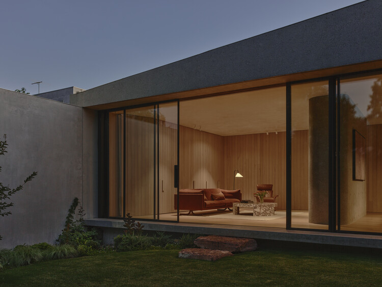 Fairfield Courtyard House / Taylor Knights - Внешняя фотография, бетон