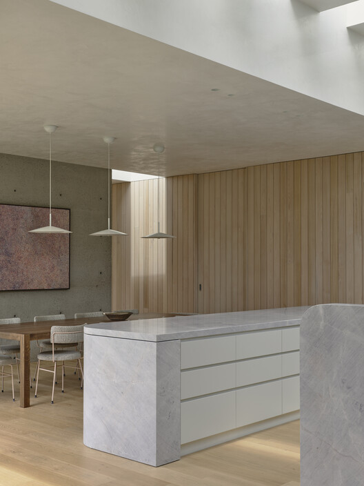 Fairfield Courtyard House / Taylor Knights - Интерьерная фотография, кухня, дерево, столешница