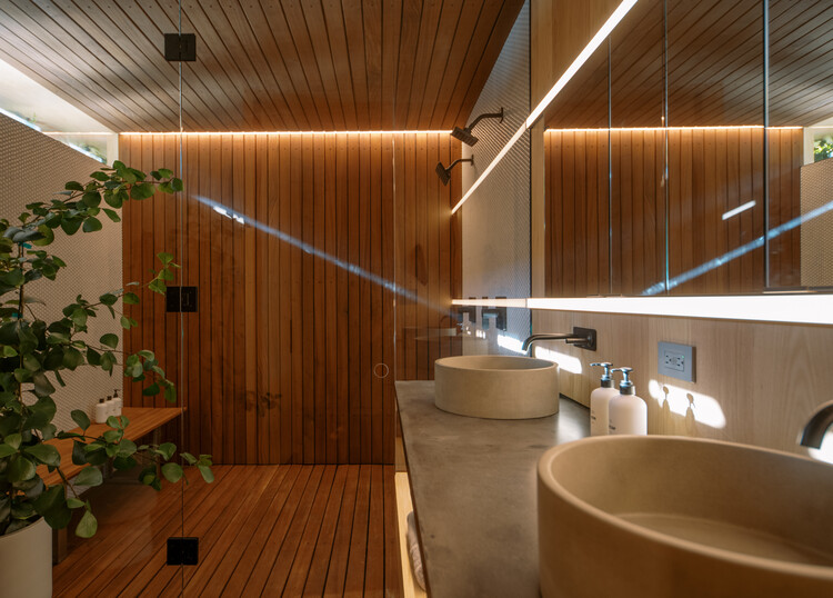 Периферийный дом / Locus Studio - Интерьерная фотография, ванная комната, дерево, освещение, столешница