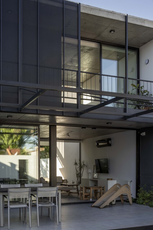 Olivos House / Estudio Glad - Интерьерная фотография, кухня, дверь, балкон, бетон, двор