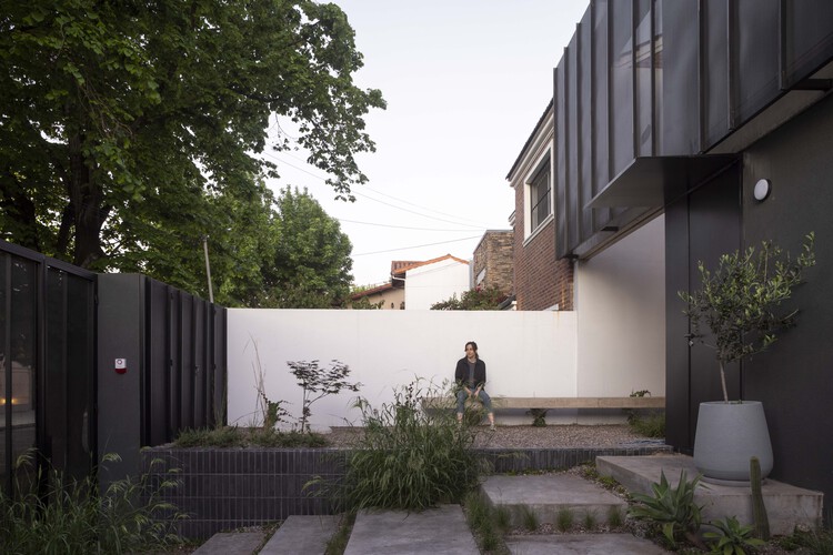 Olivos House / Estudio Glad - внешняя фотография, бетон, двор