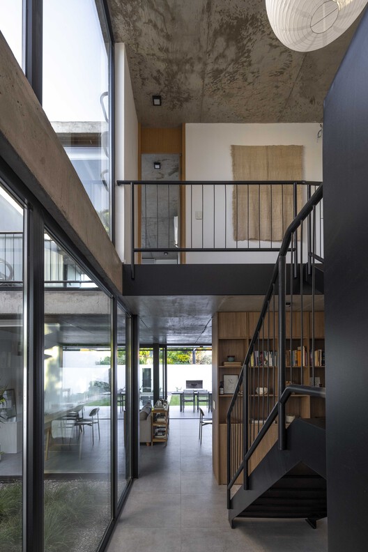 Olivos House / Estudio Glad - Интерьерная фотография, дерево, дверь, стекло, балкон, луч