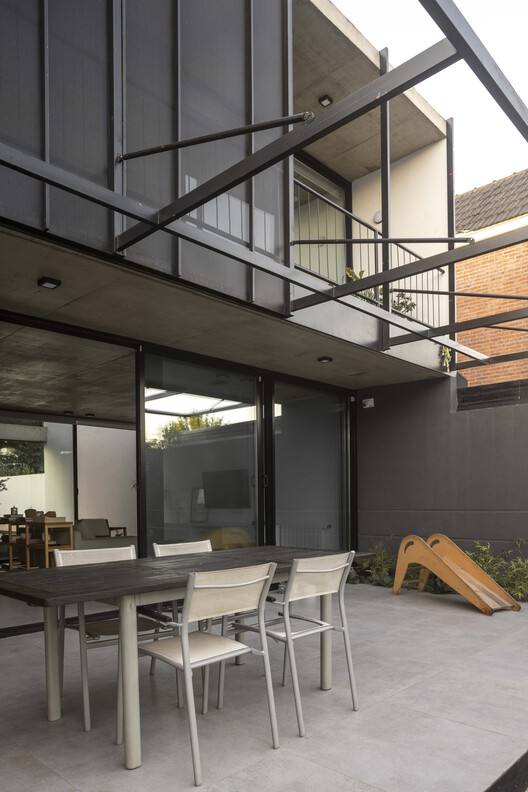 Olivos House / Estudio Glad - Интерьерная фотография, балкон, стул, двор