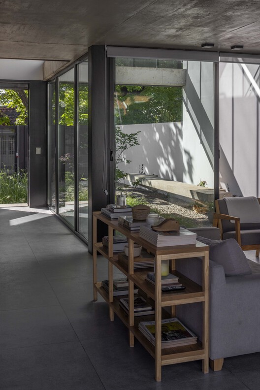 Olivos House / Estudio Glad - Интерьерная фотография, дерево, стул