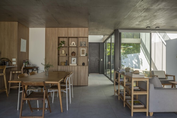 Olivos House / Estudio Glad - Интерьерная фотография, столовая, дерево, стол, стул